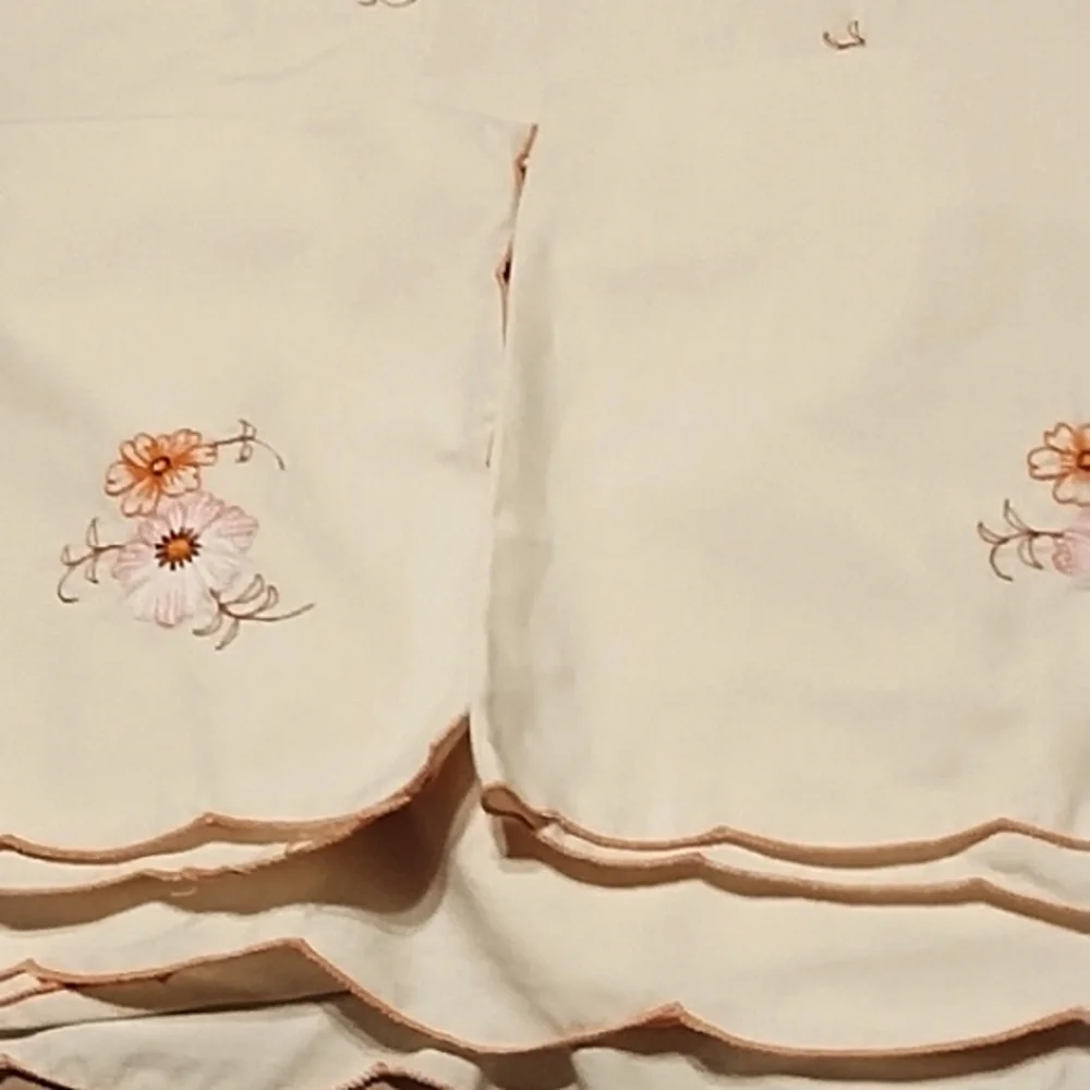 Vintage Beautiful  Tablecloths and 12 napkins.   Oval. SIZE …